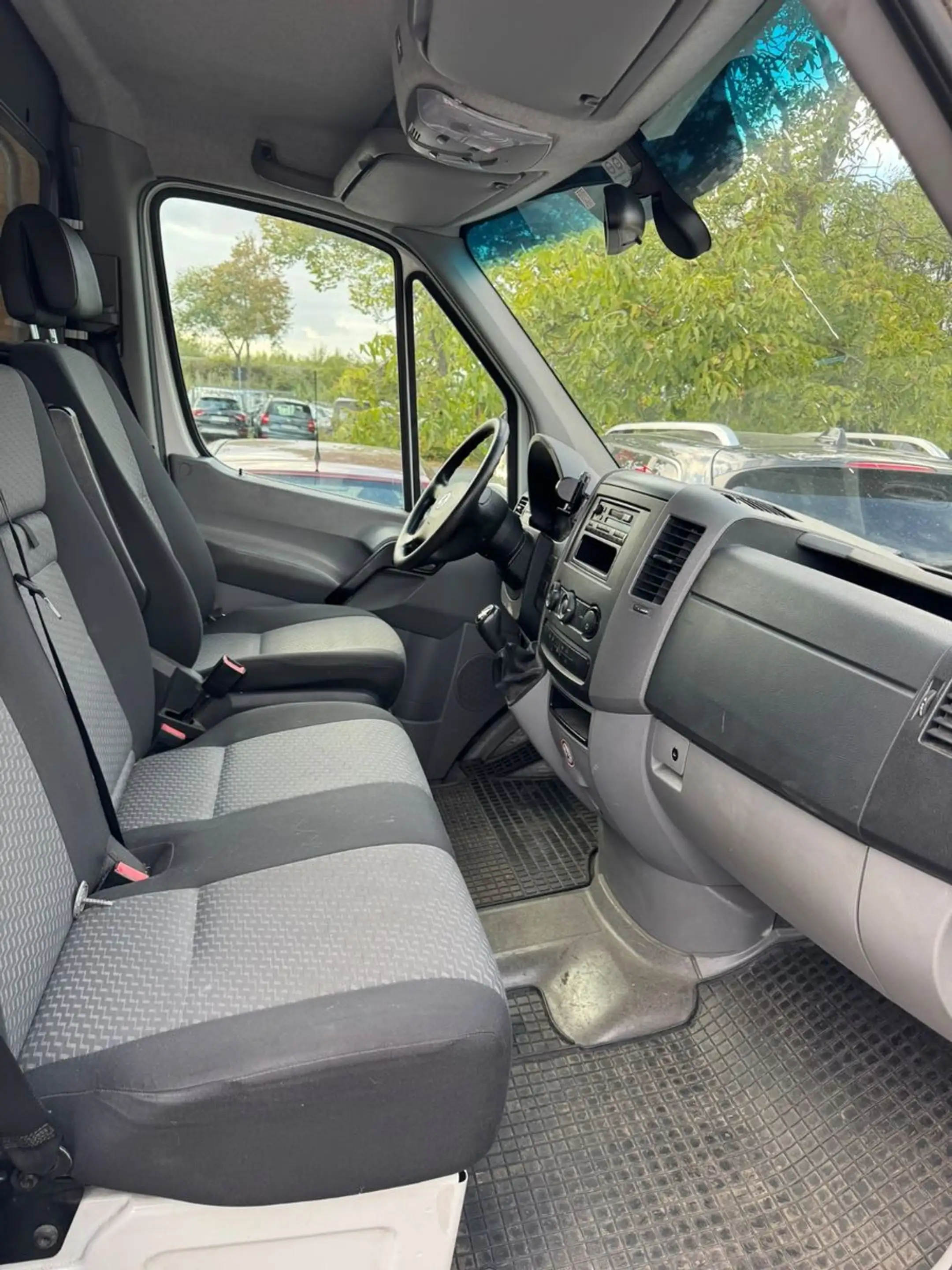 Volkswagen Crafter Kasten 35 L2H2 mittel Hochdach — photo 7