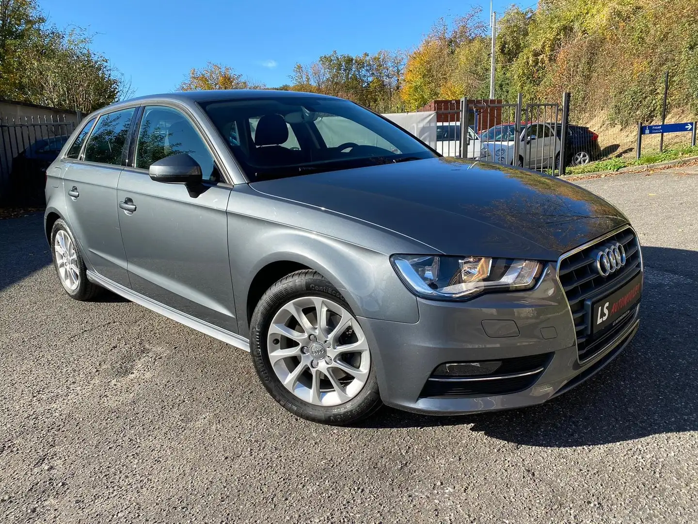 Audi A3 A3 Sportback 1.6 TDi ultra*Navi*Clim*1stHand Grijs - 1
