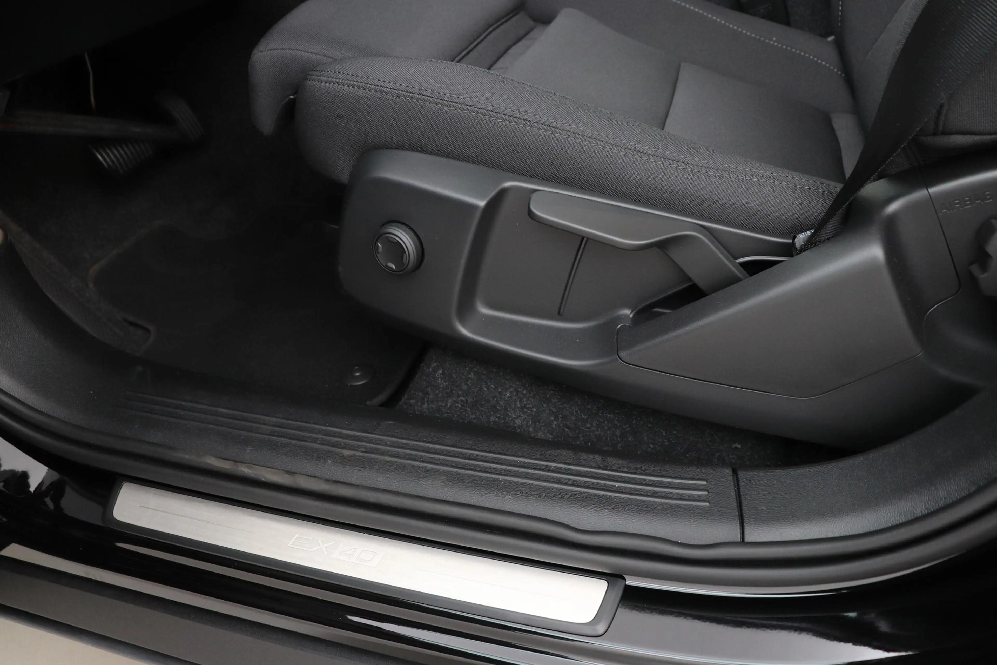 Volvo EX40 Single Motor Extended Range Plus Black Ed. 82 kWh — photo 45