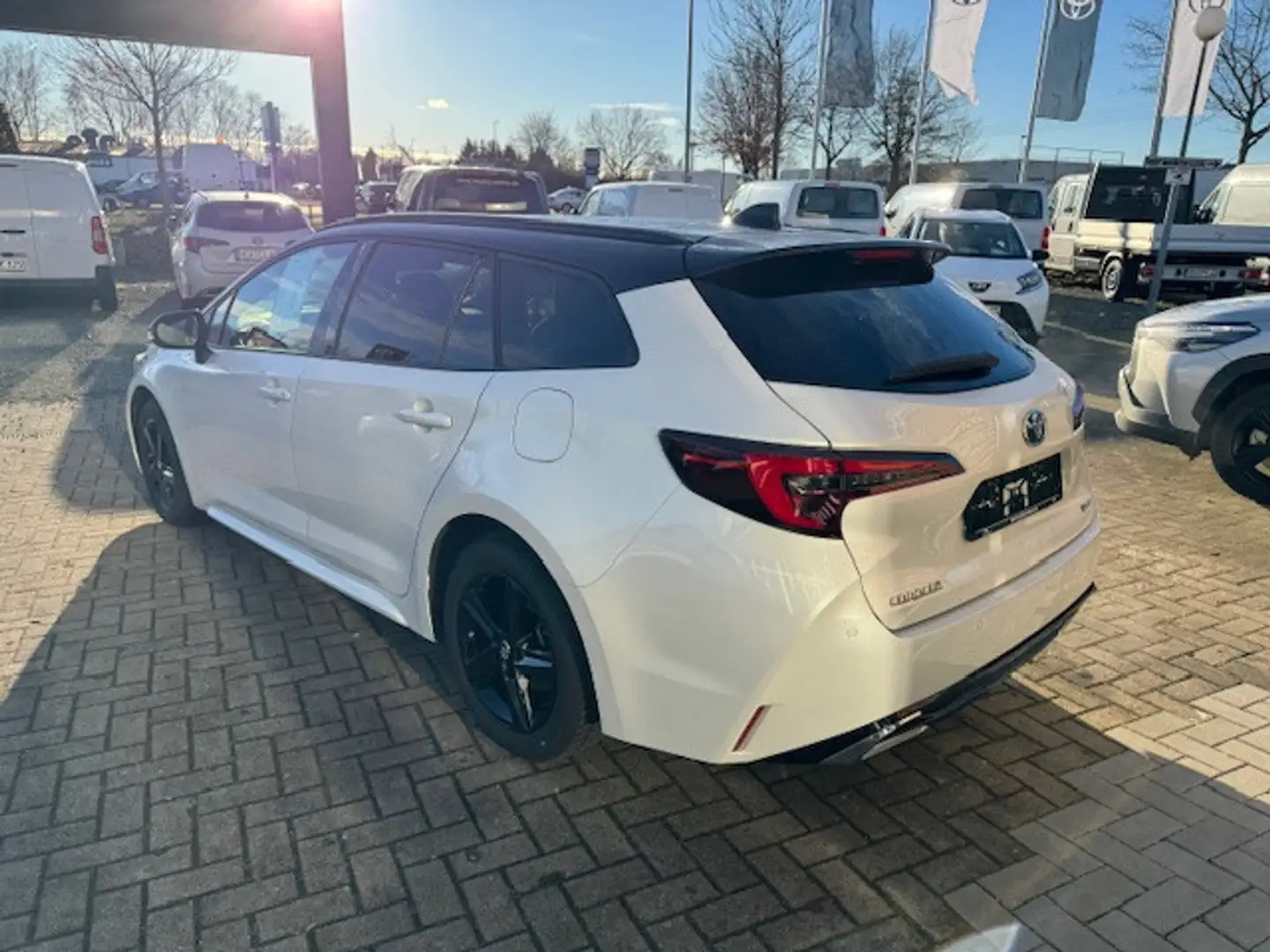 Toyota Corolla Touring Sports 2.0 Hybrid Black&White Blanc - 2