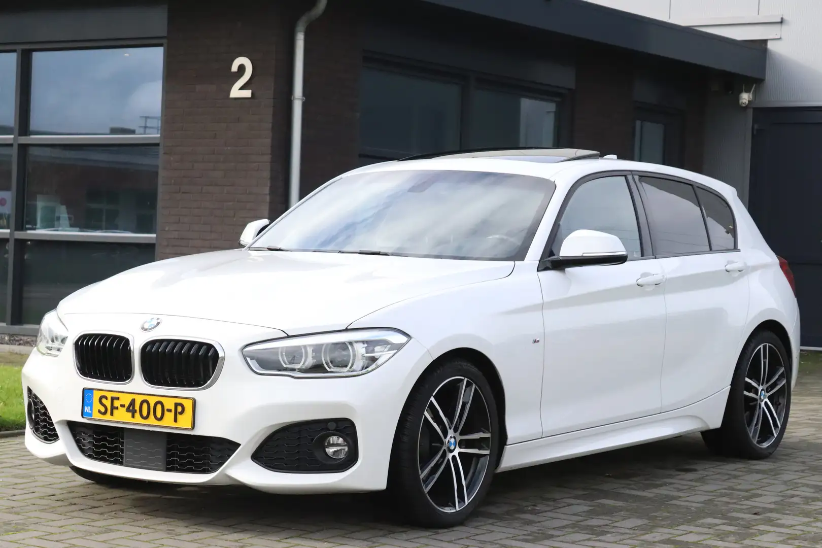 BMW 118 118i M Sport Open dak Harman Kardon ACC 18 inch Wit - 1