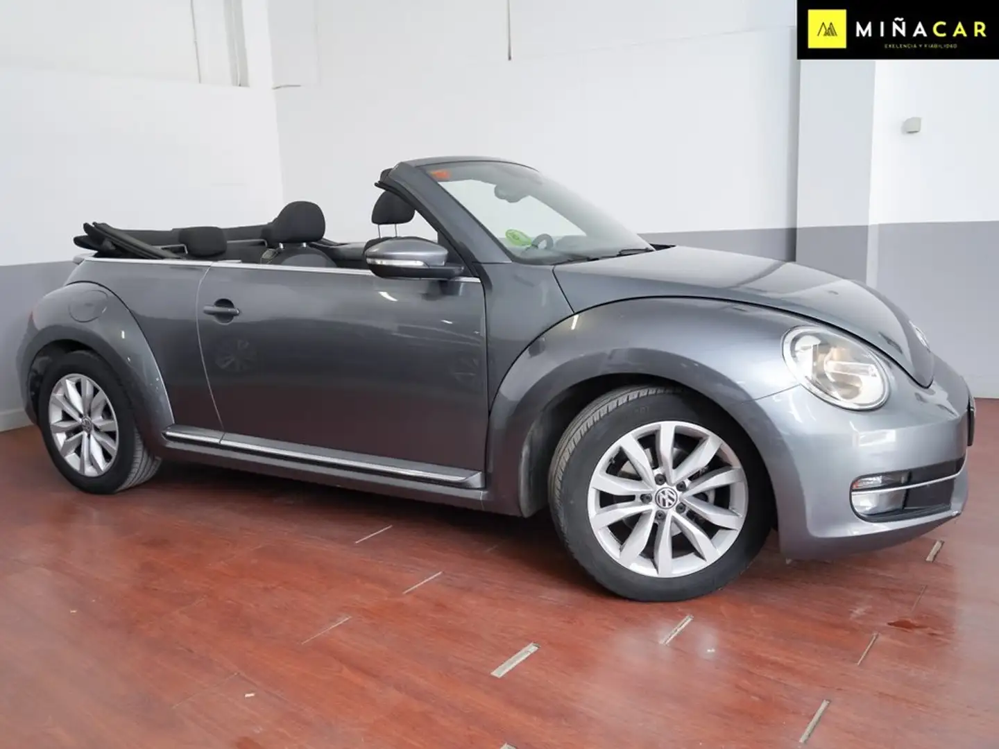 Volkswagen Beetle Cabrio 2.0TDI Beetlemanía 110 Gris - 2