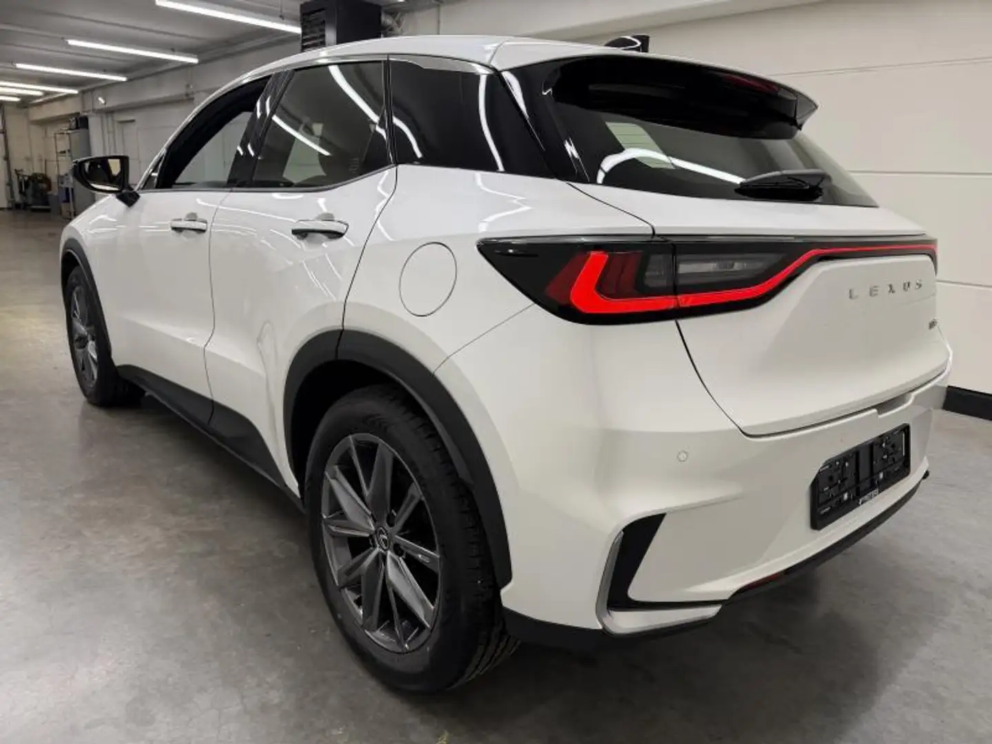 Lexus LBX Elegant Weiß - 2