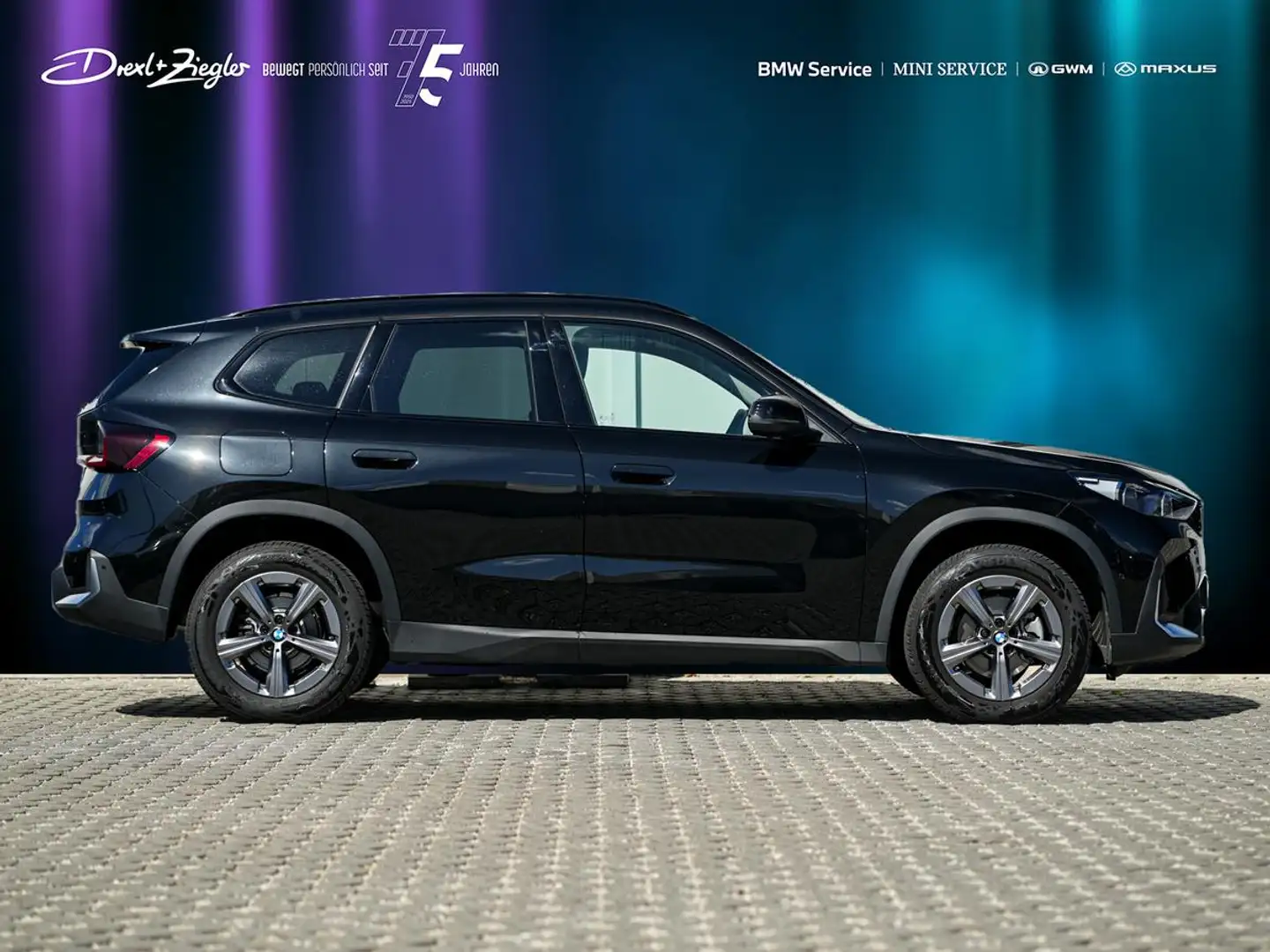 BMW X1 sDrive18i AHK AdLED PanoDach Travel+PremPaket Černá - 2