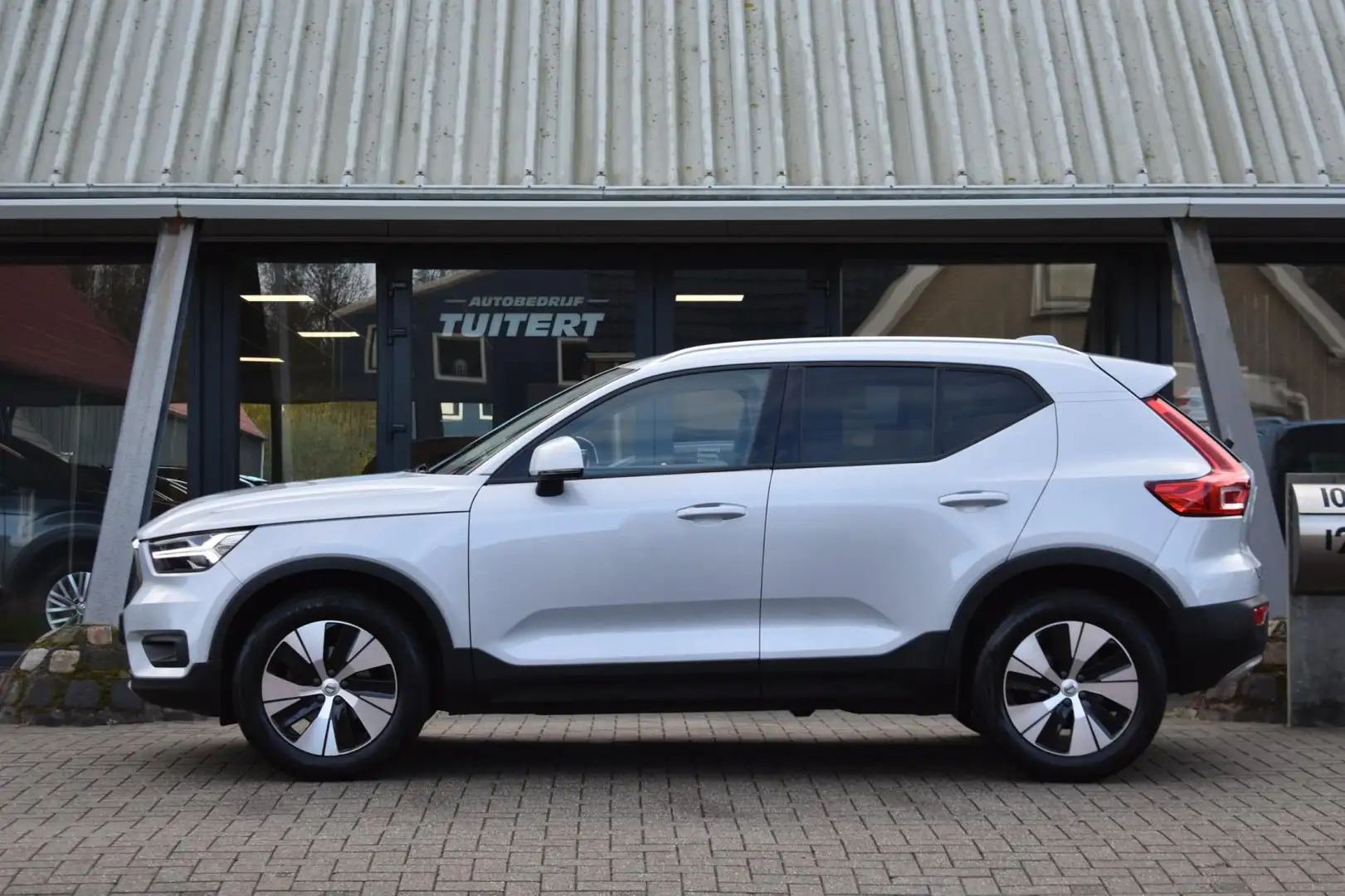 Volvo XC40 1.5 T3 Momentum Pro | PANO | CAMERA | APPLE CARPLA Grijs - 2