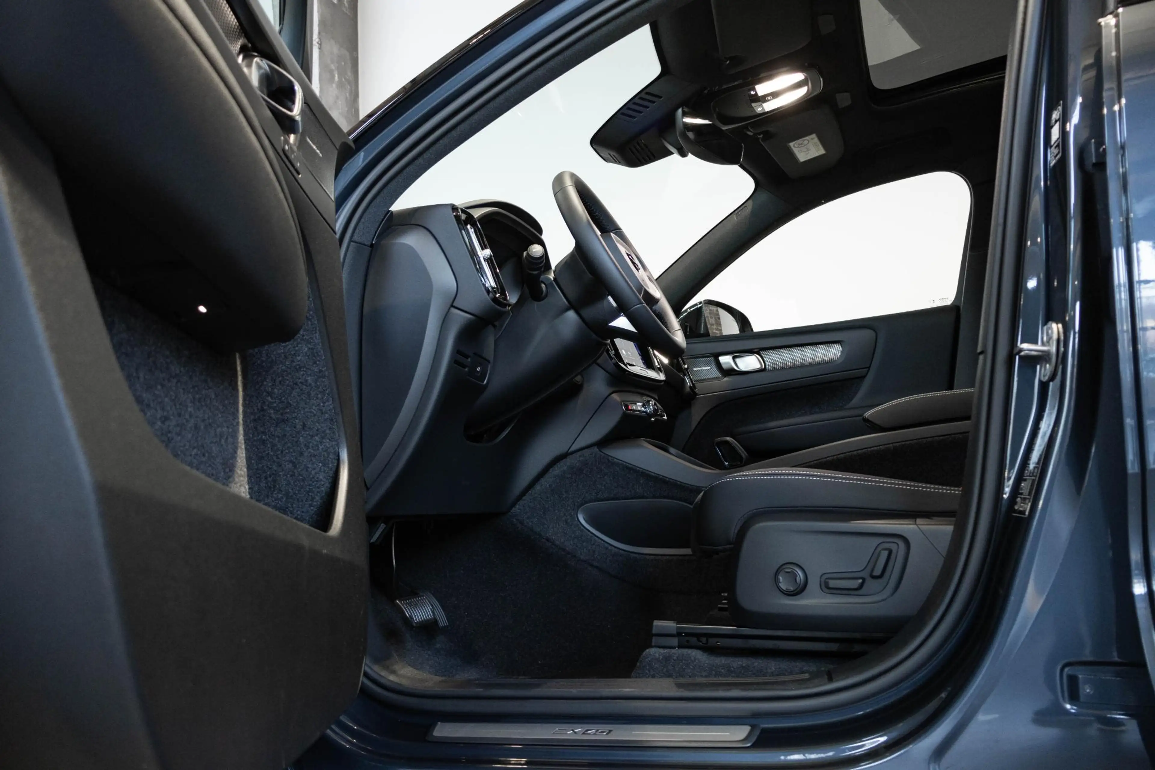 Volvo EX40 Single Motor Extended Range Ultra Black Edition | — photo 9