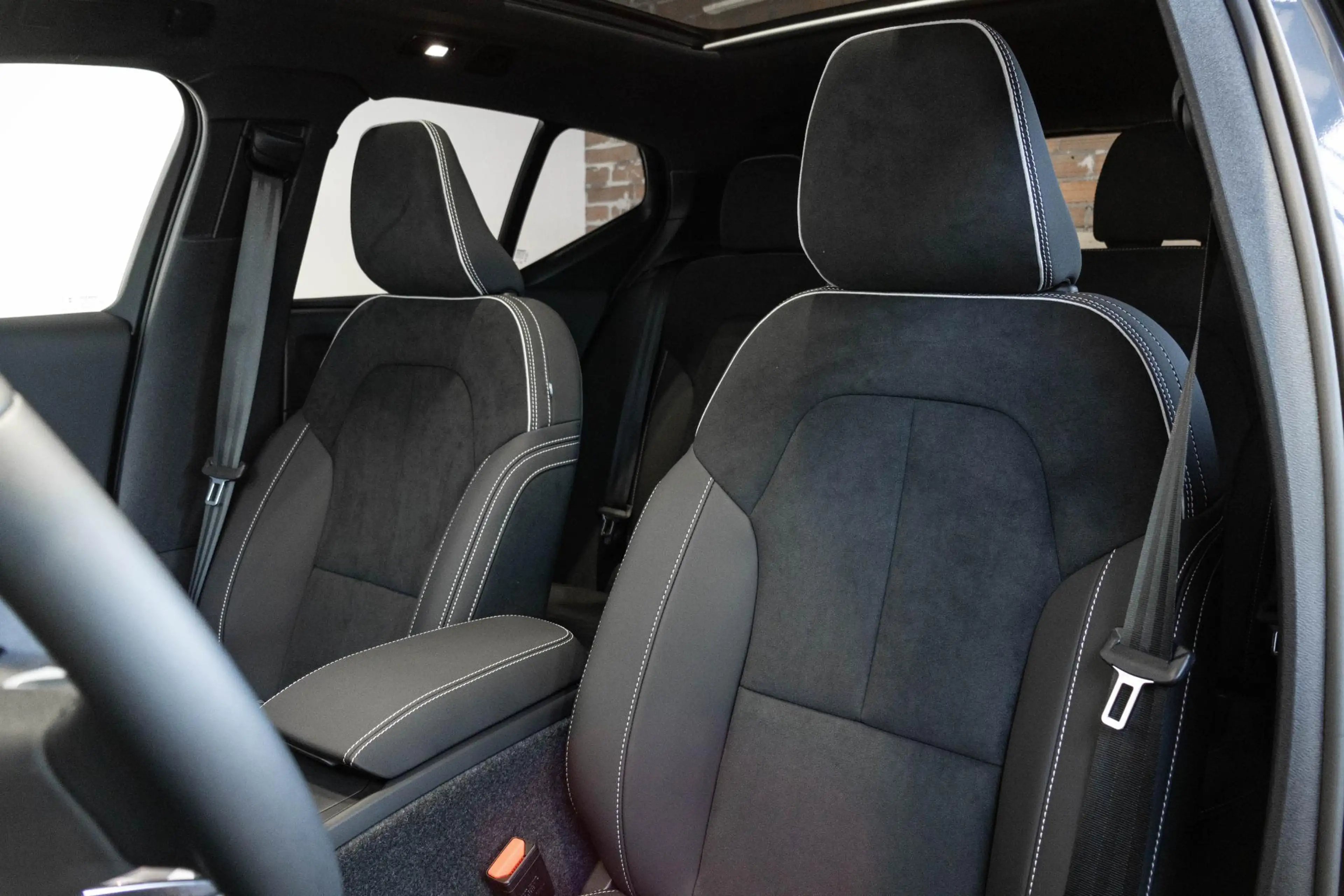 Volvo EX40 Single Motor Extended Range Ultra Black Edition | — photo 10
