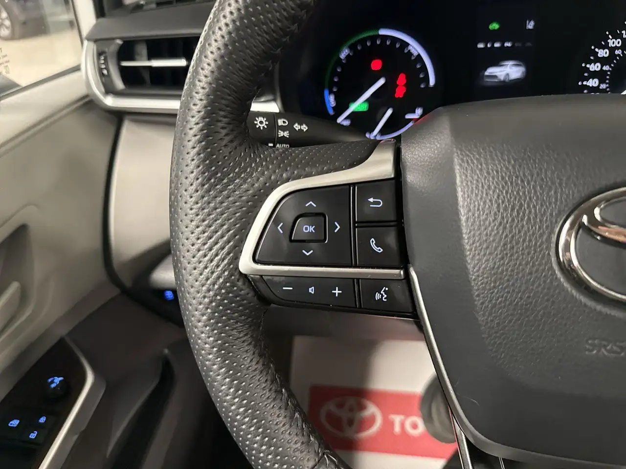 Toyota Sienna снимка Toyota Sienna