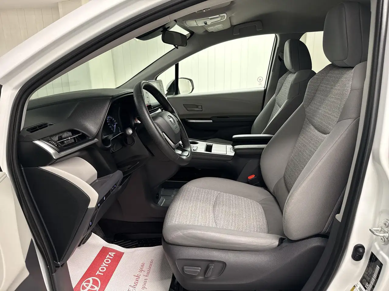 Toyota Sienna снимка Toyota Sienna