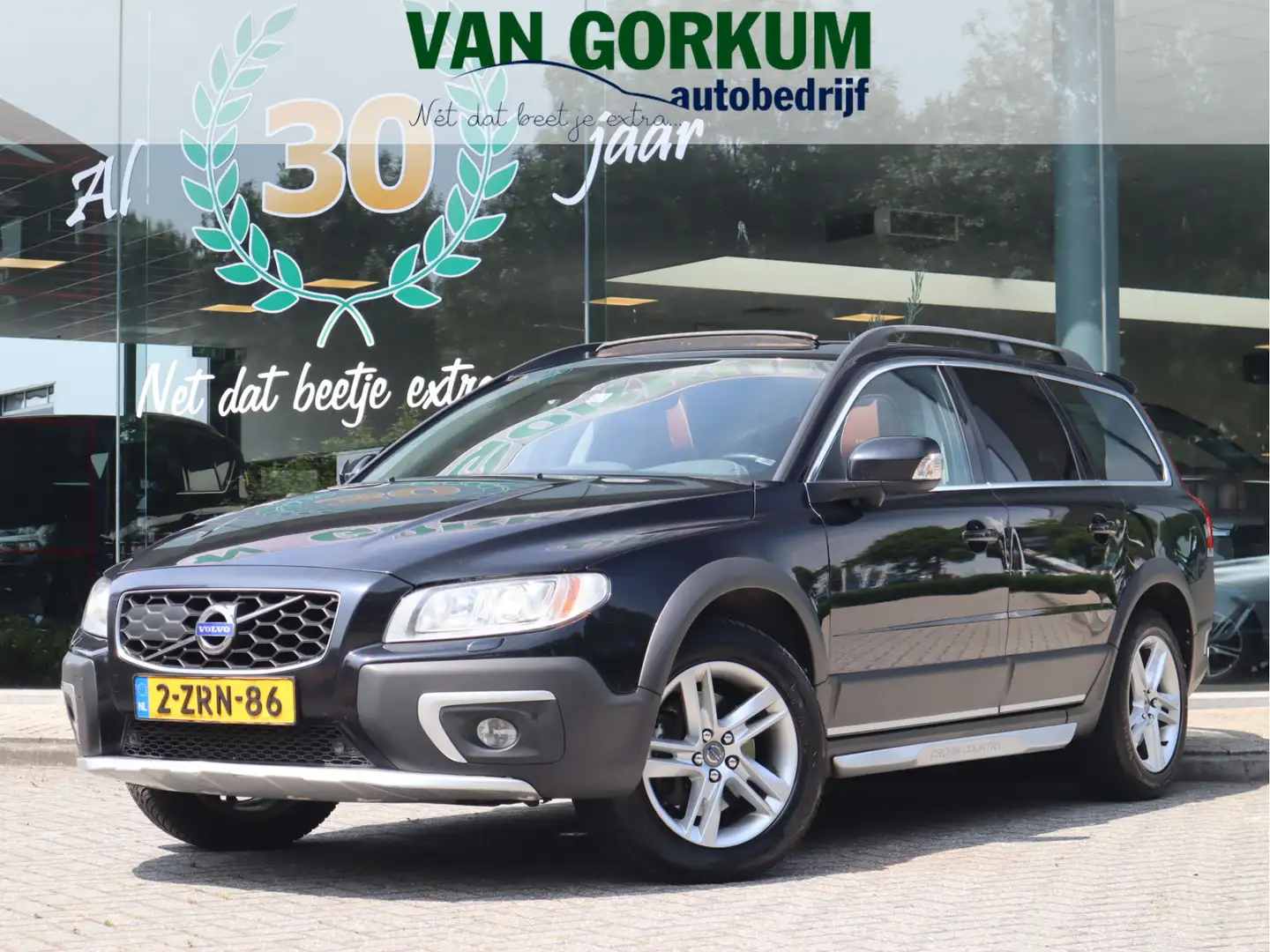 Volvo XC70 2.4 D5 Nordic+ AWD Zwart - 1