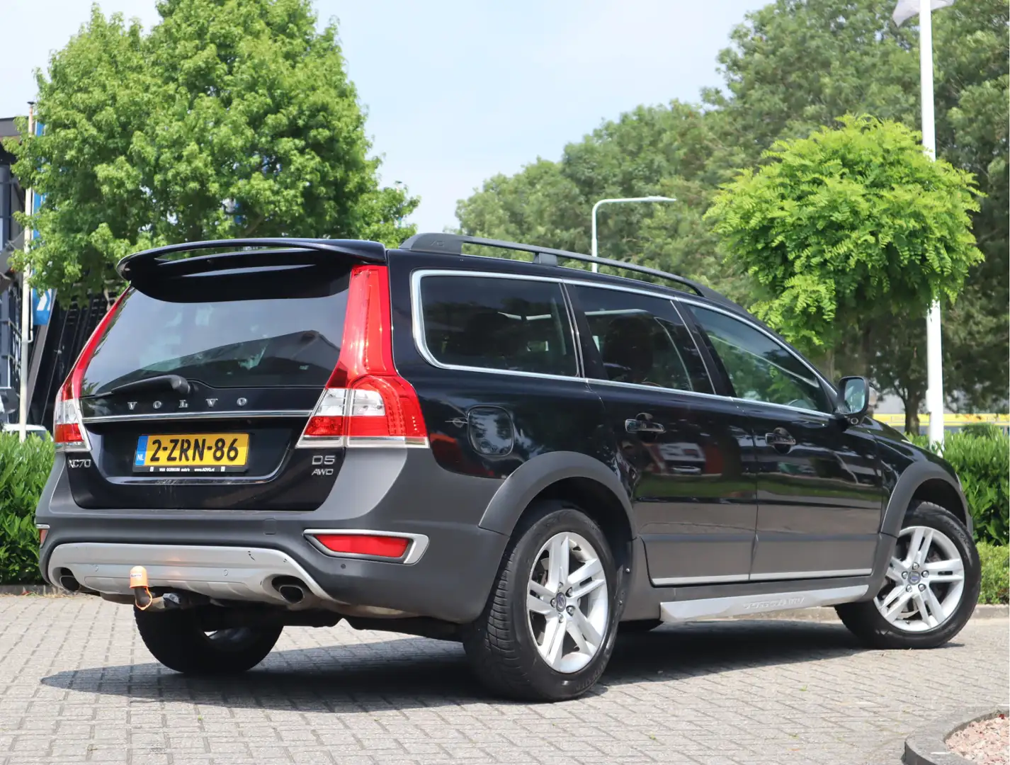 Volvo XC70 2.4 D5 Nordic+ AWD Zwart - 2