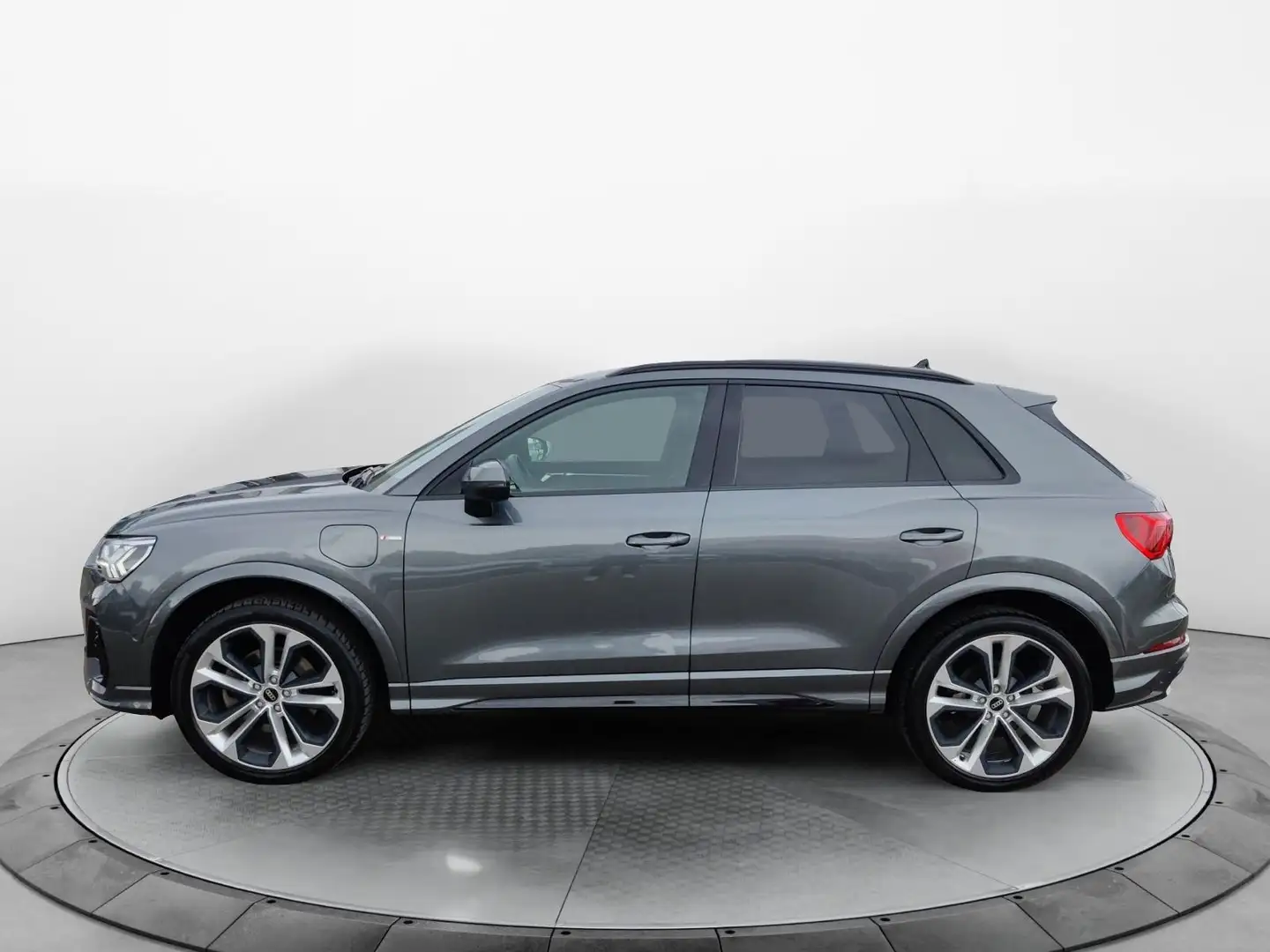 Audi Q3 45 TFSI e S-Line S-Tronic, Panoramadach, Matr Grau - 2
