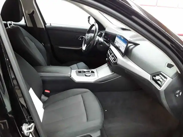 BMW 3 Series view 8