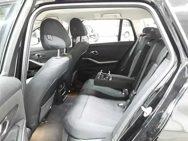 BMW 3 Series view 13