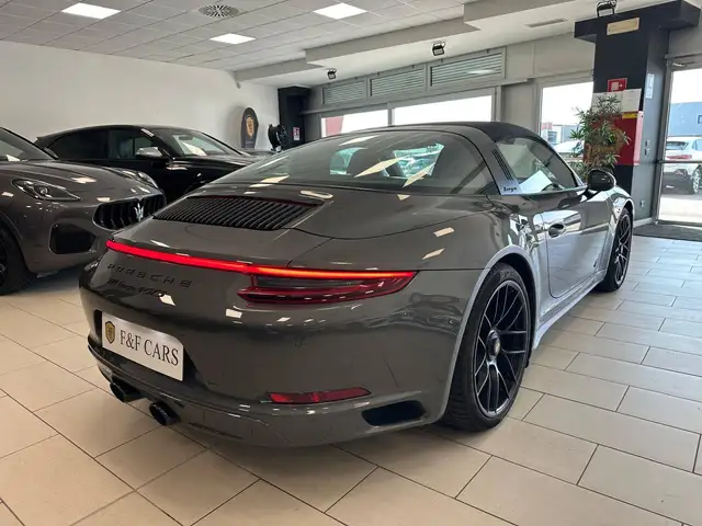 Porsche 911 view 4