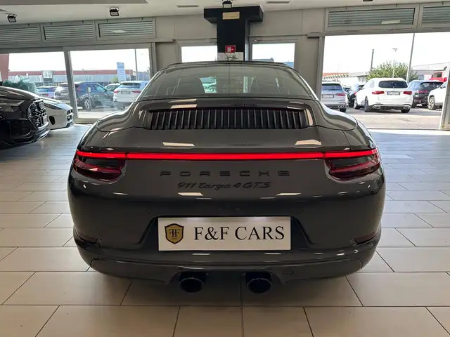 Porsche 911 view 5