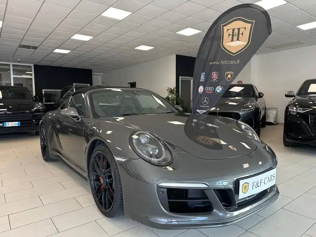 Porsche 911 view 3