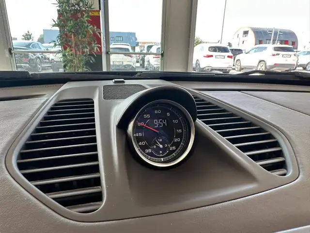 Porsche 911 view 13