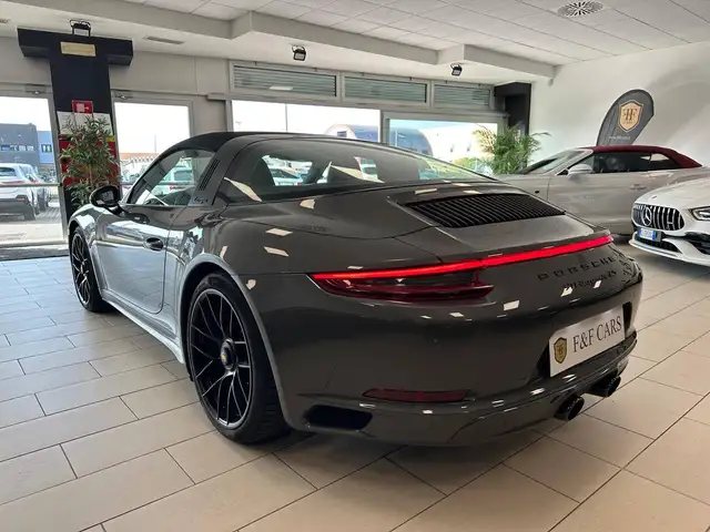 Porsche 911 view 6
