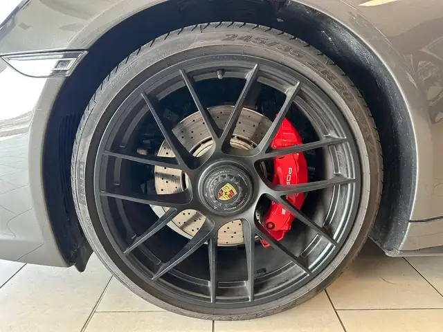 Porsche 911 view 7