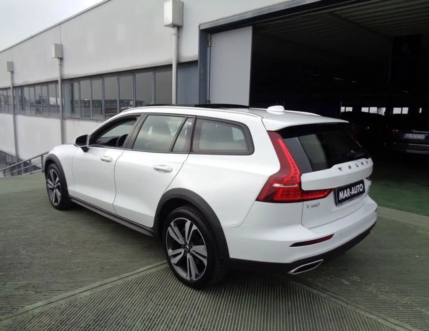 Volvo V60 Cross Country B4 (d) AWD automatico Core Wit - 2