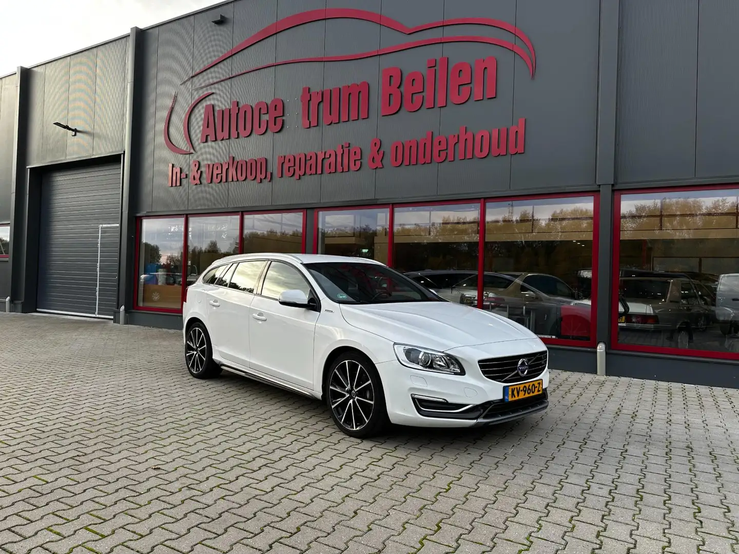 Volvo V60 2.4 D5 Twin Engine Special Edition / AUTOMAAT / PL Weiß - 2