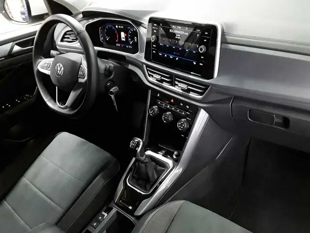 Volkswagen T-Roc view 9