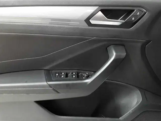 Volkswagen T-Roc view 17