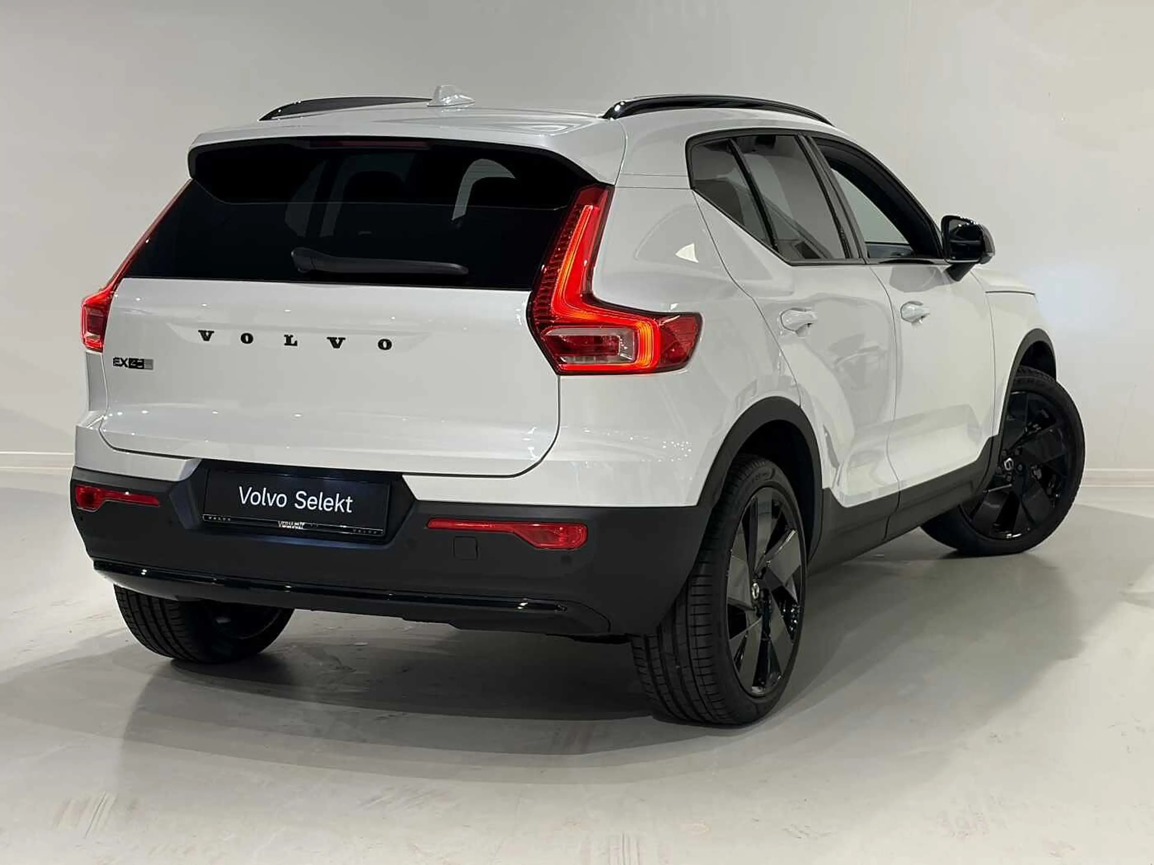 Volvo EX40 Black Edition Plus Extended Range — photo 2