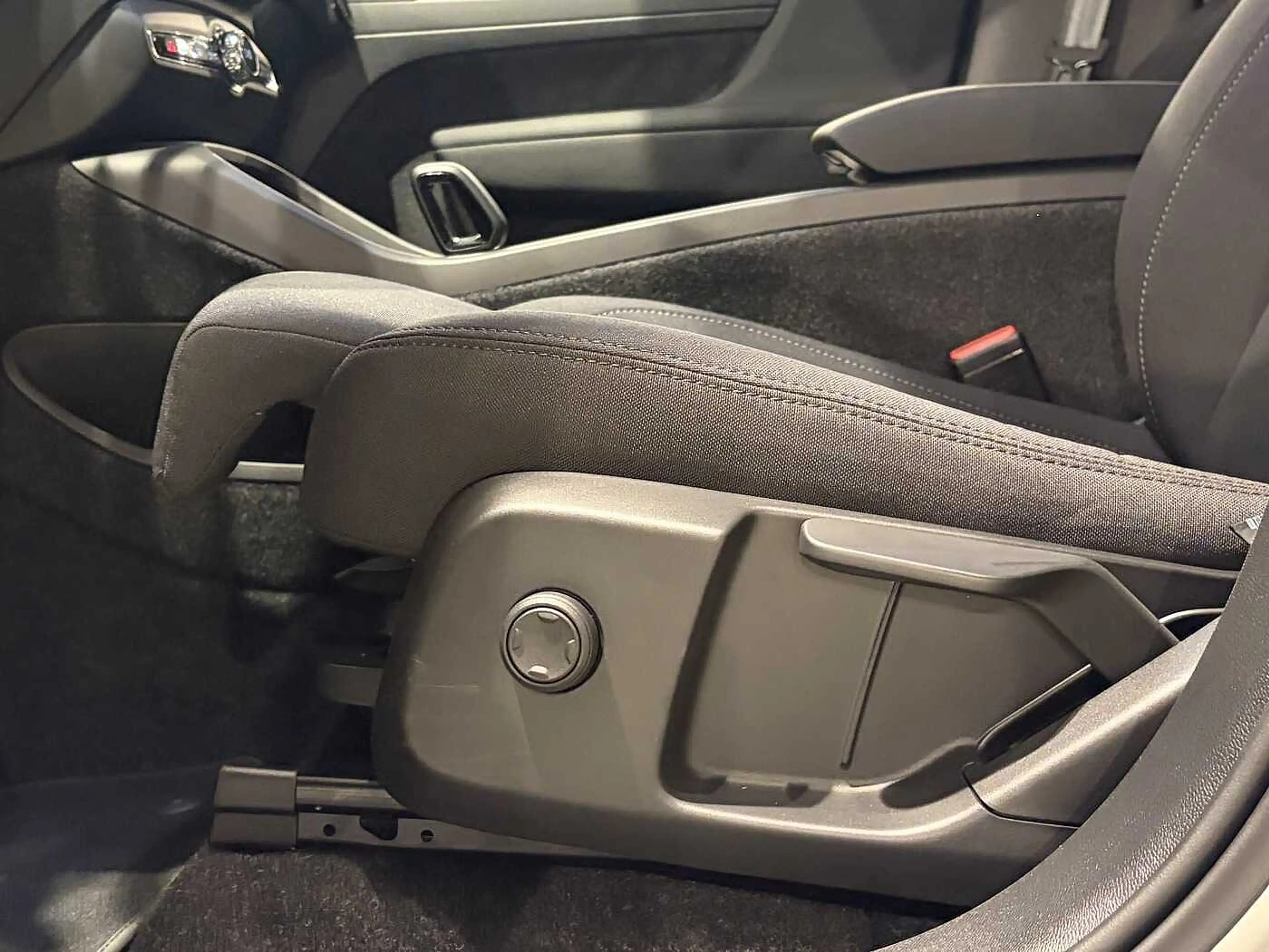 Volvo EX40 Black Edition Plus Extended Range — photo 7