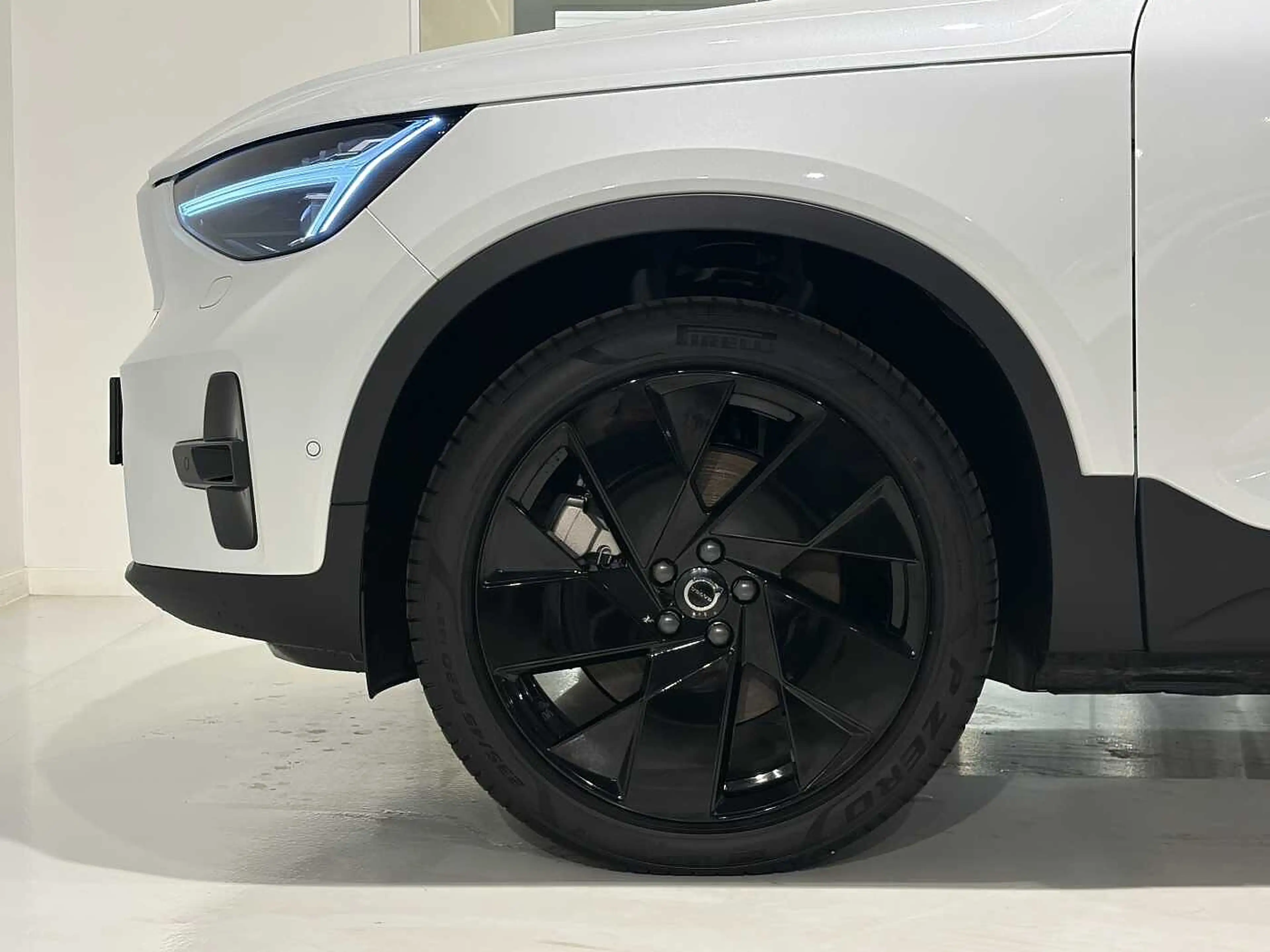 Volvo EX40 Black Edition Plus Extended Range — photo 3