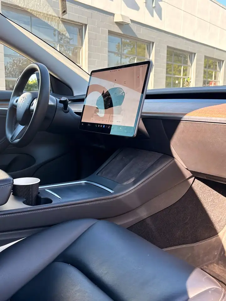 Tesla Model 3 снимка Tesla Model 3