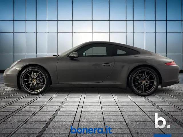 Porsche 911 view 8