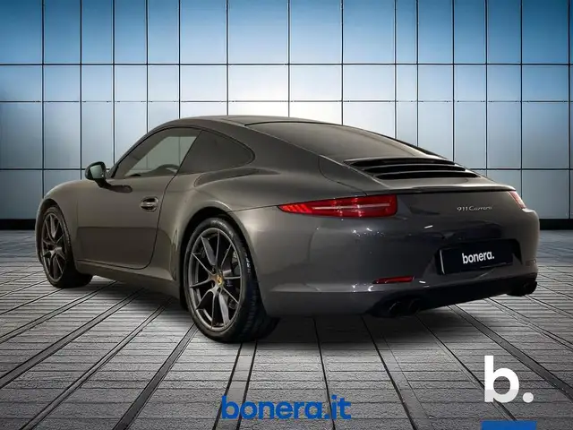 Porsche 911 view 7