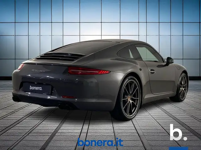 Porsche 911 view 5