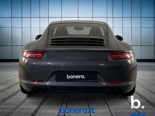 Porsche 911 view 6