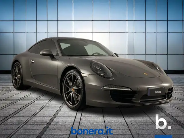 Porsche 911 view 3