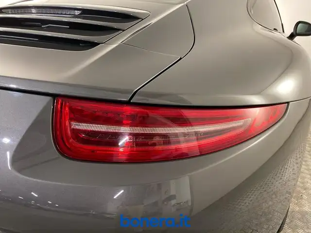 Porsche 911 view 10
