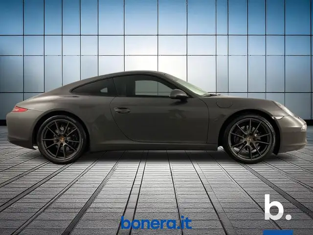 Porsche 911 view 4