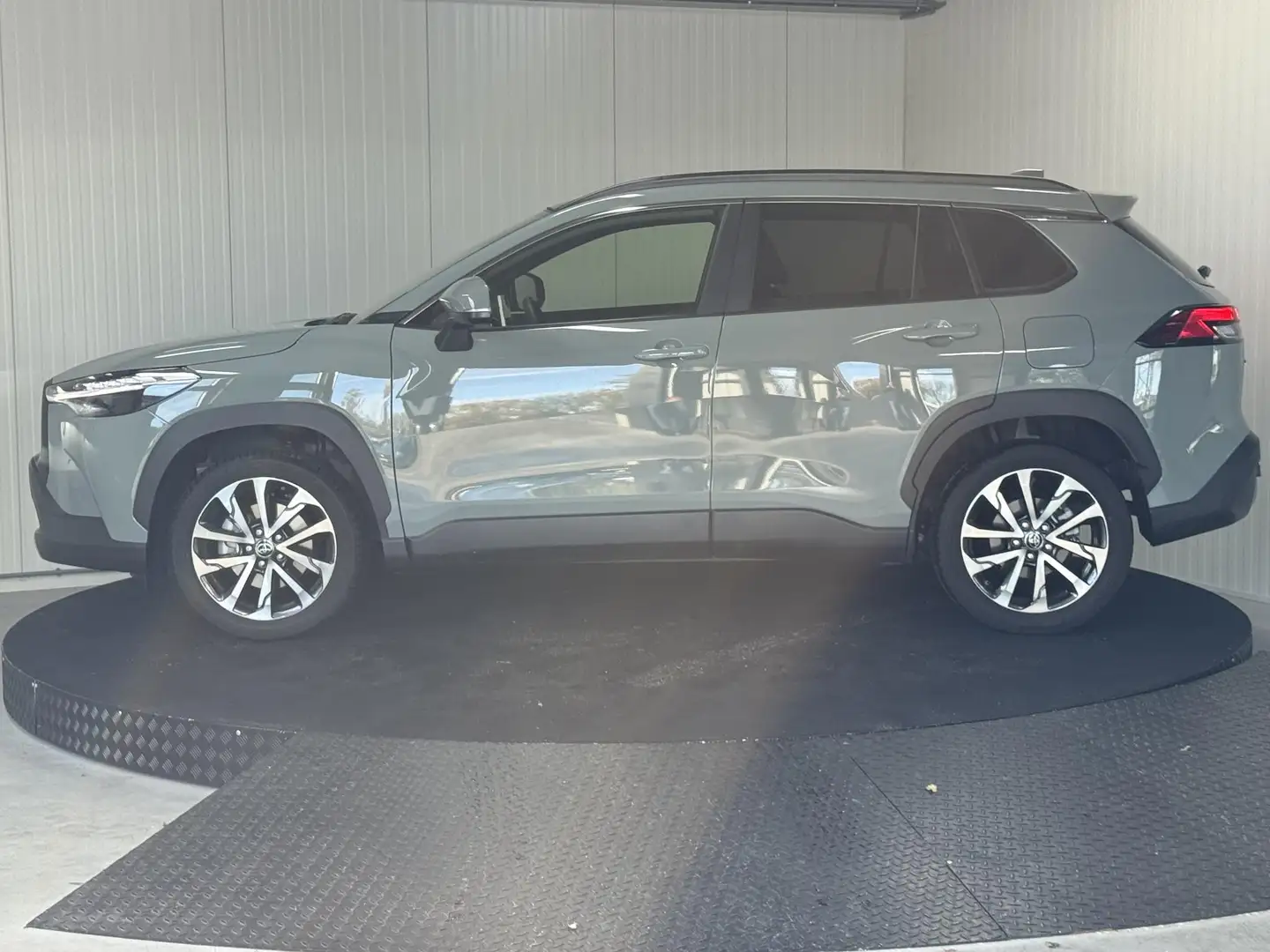 Toyota Corolla Cross Hybrid 140 Style Trekhaak Panorama Premium Groen - 2