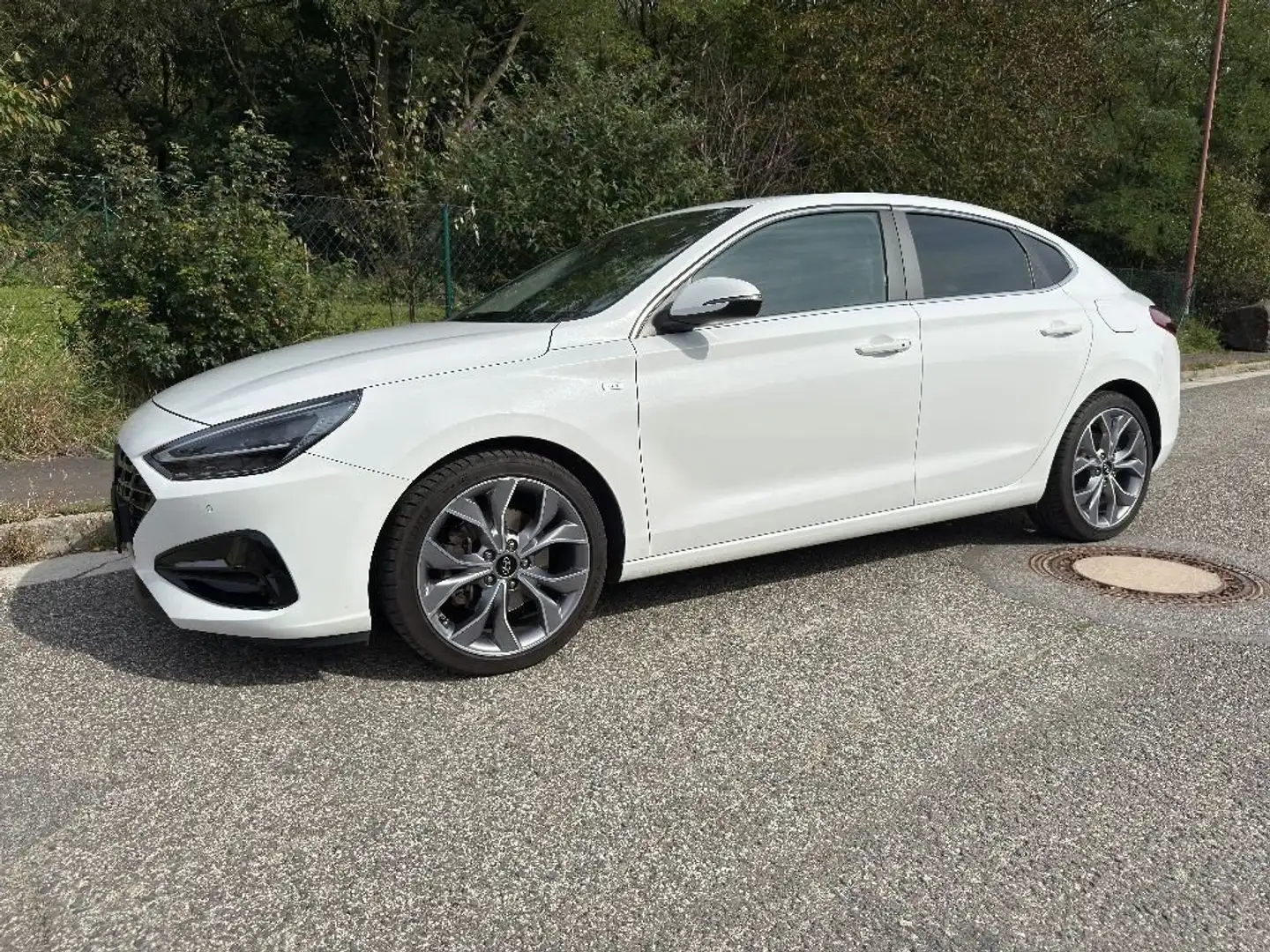 Hyundai i30 i30 1.5 T-GDI Fastback 48V-Hybrid EDITION 30+ Weiß - 1