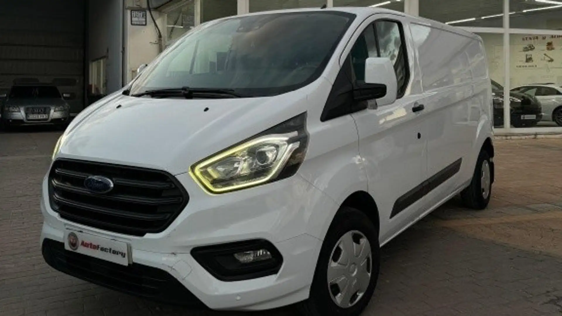 Ford Tourneo Custom Grand 2.0TDCI Titanium 130 17´´ Weiß - 1