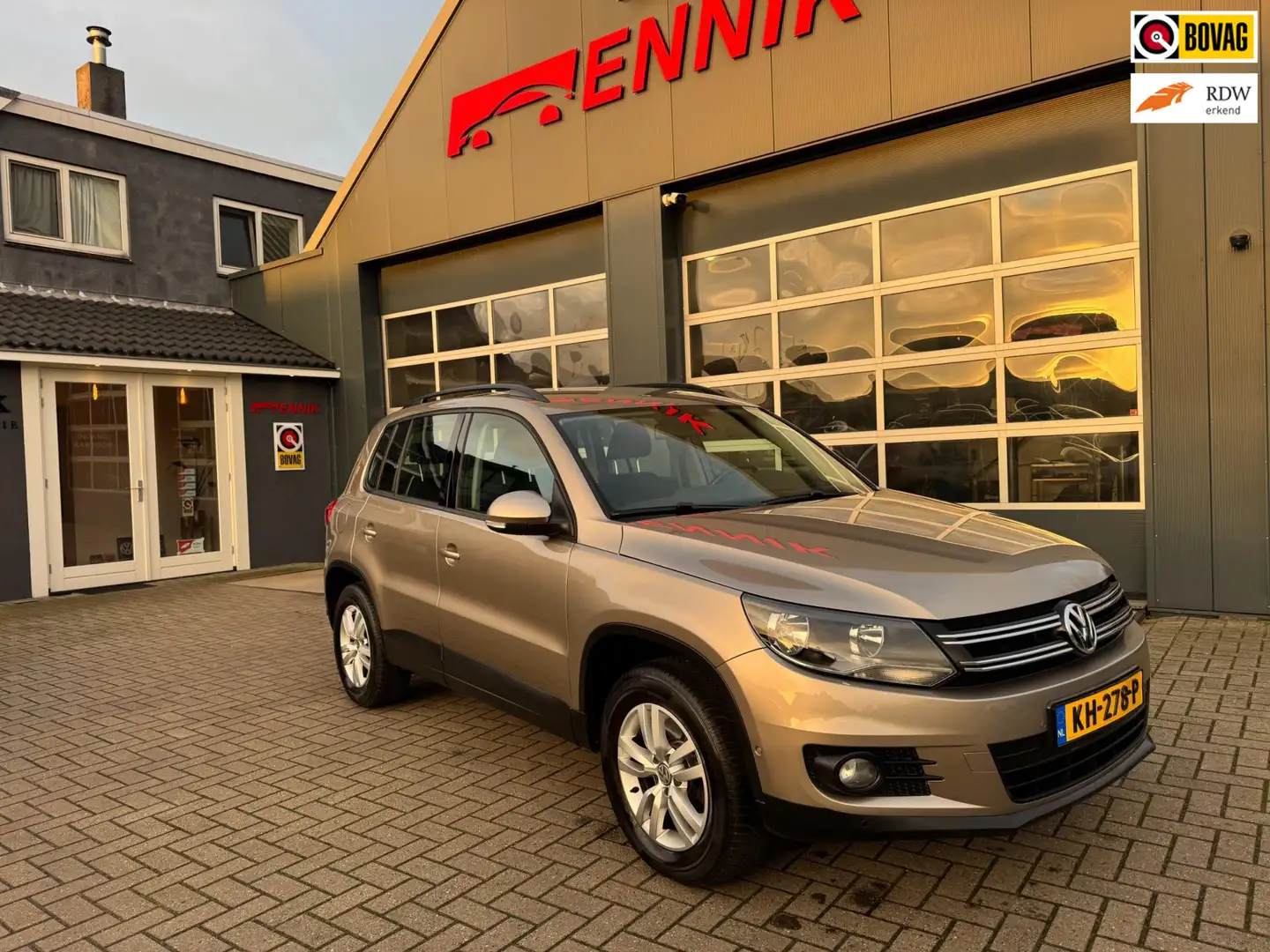 Volkswagen Tiguan 1.4 TSI Comfortline / Camera / Cruise / Trekhaak . Gris - 1