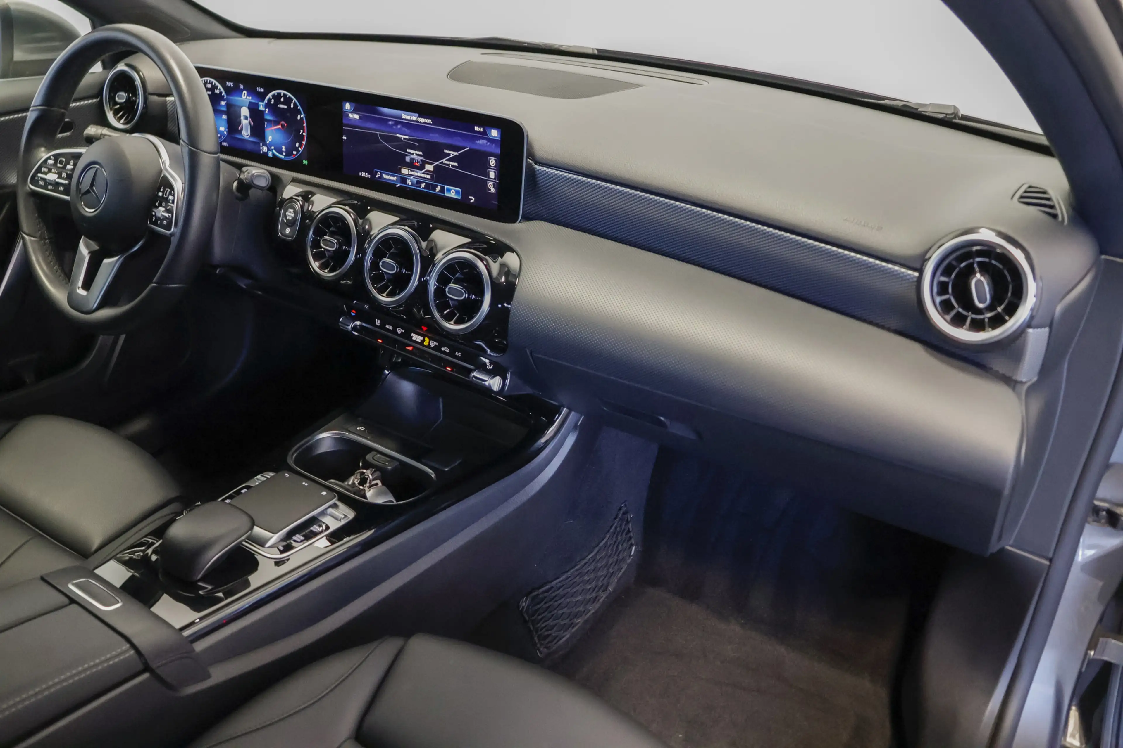 Mercedes-Benz A 220 Advantage / Leder / Navi / CarPlay / Camera / Crui — photo 3