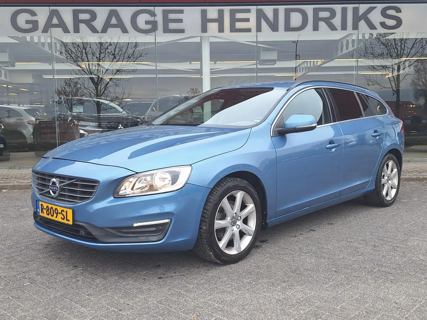 Volvo V60 2.0 T3 Momentum | Trekhaak 1600kg | Navi | Climate Bleu - 1