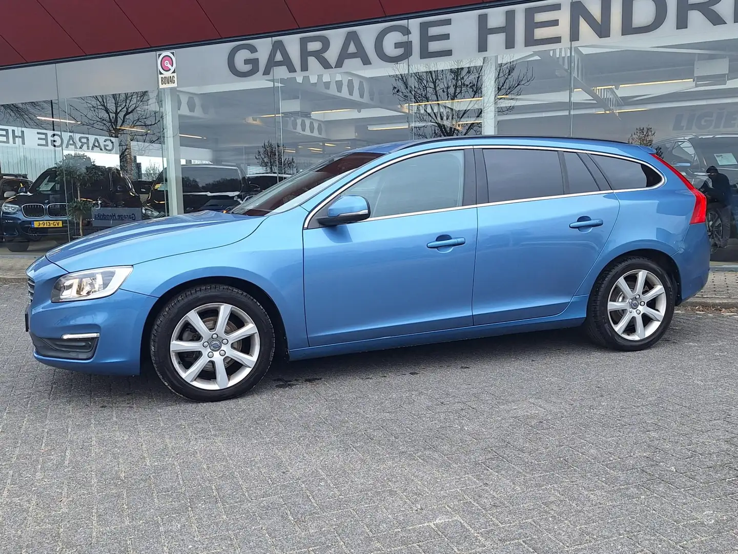Volvo V60 2.0 T3 Momentum | Trekhaak 1600kg | Navi | Climate Bleu - 2