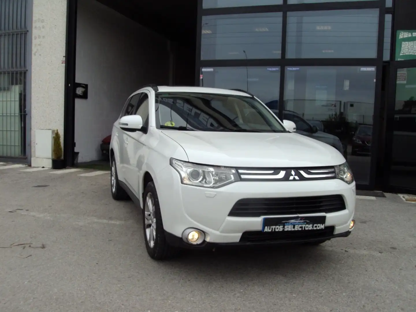 Mitsubishi Outlander 220DI-D Kaiteki AT 4WD Wit - 1