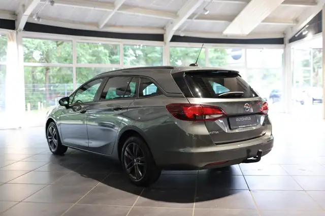 Opel Astra view 4