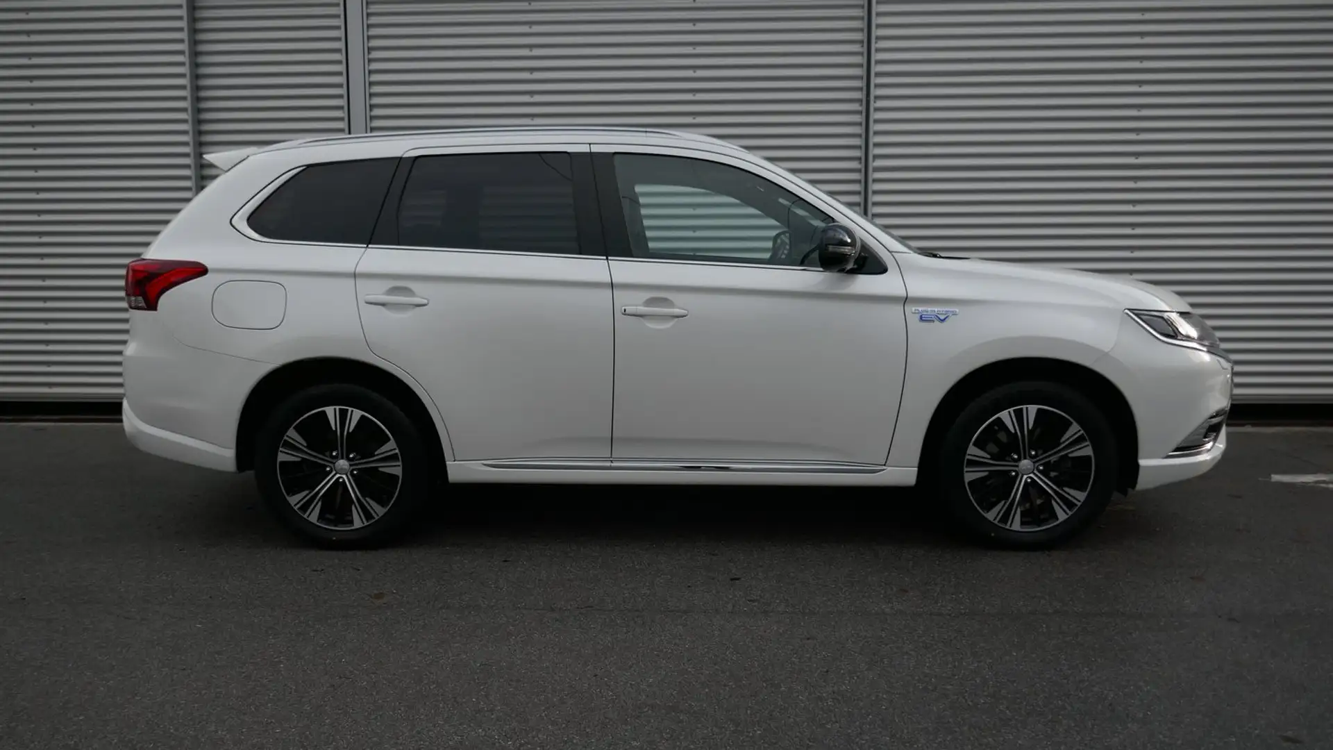Mitsubishi Outlander 2,4 PHEV Diamond Connect Schwarz - 2