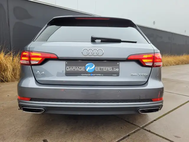 Audi A4 view 4